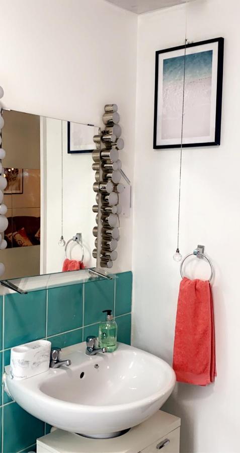 Lovely 2 Bed Flat/Apt In East London- Nice Estate. Dagenham Ngoại thất bức ảnh